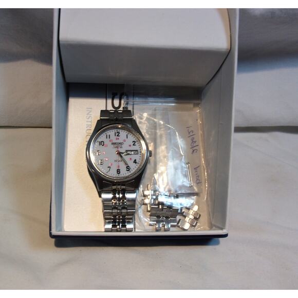 SEIKO RAILROAD APPROVED SOLAR POWERED WATCH-DAY AND DATE-RUNS-37MM CASE